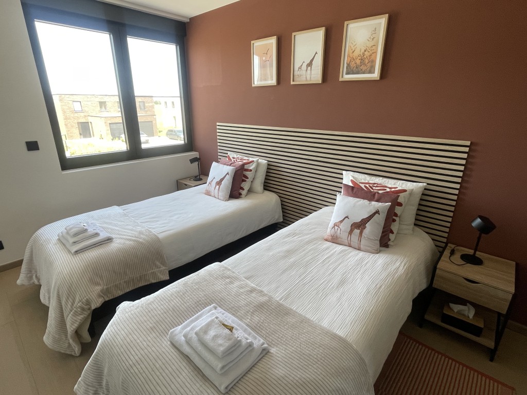 Terracotta slaapkamer met twee eenpersoonsbedden