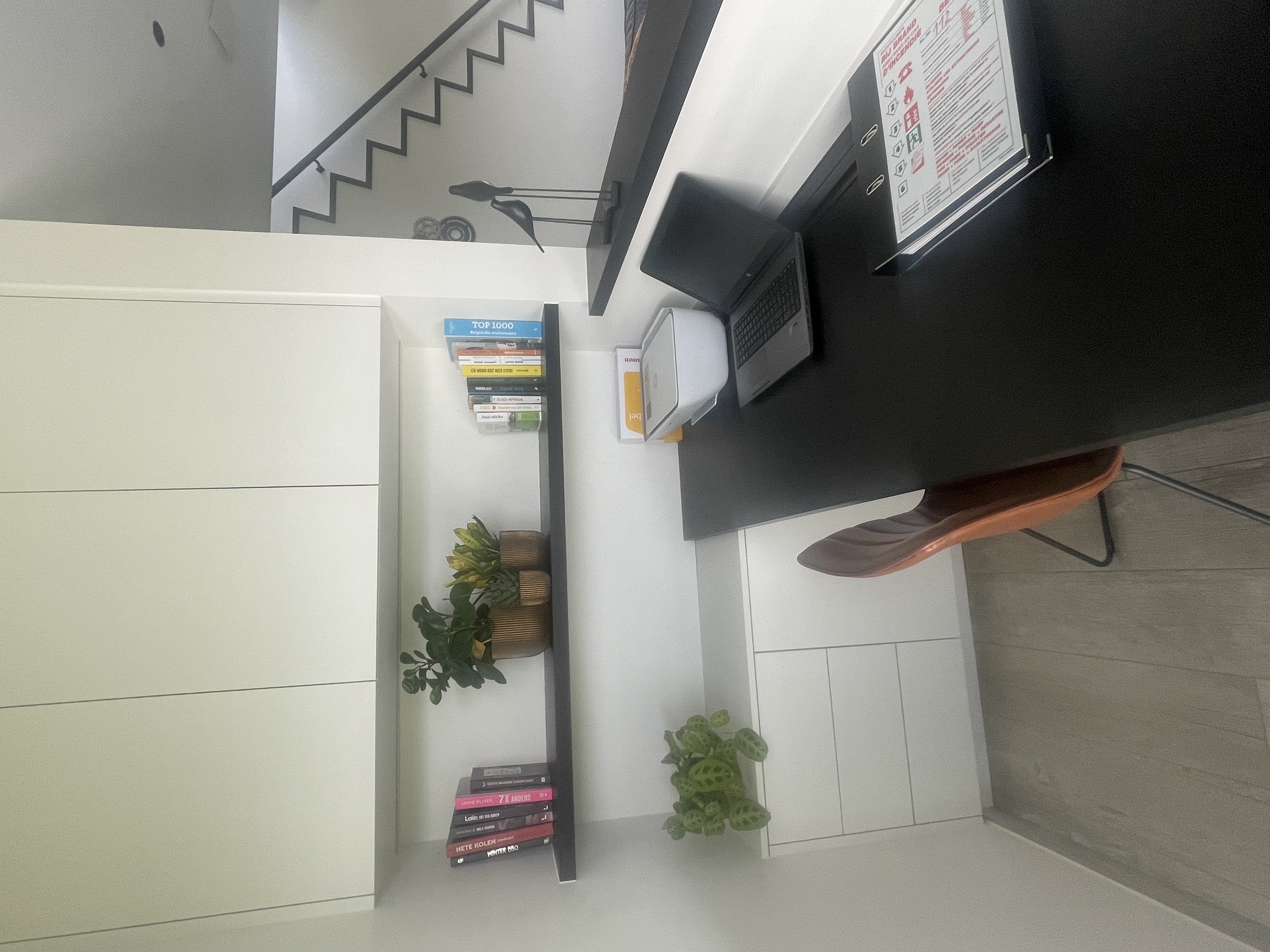 Aparte werkplek met bureau, ergonomische stoel en printer